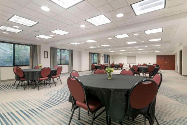Comfort Inn & Suites image 11