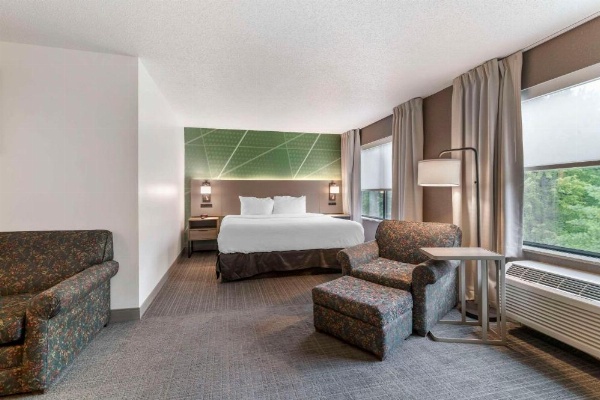 Comfort Inn & Suites image 9